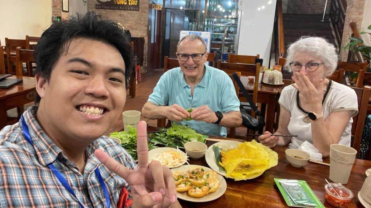 Local Saigon walking tour guide leading guests on a street food experience in Ho Chi Minh City